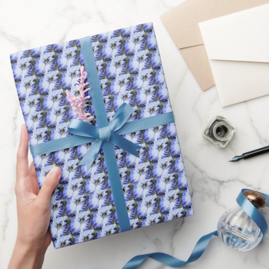 Blauw en wit Bearded Iris Bloemen Patroon Cadeaupapier (Geschenken)