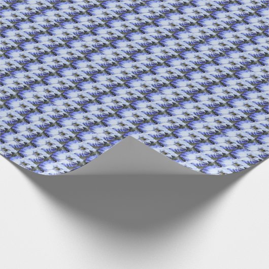 Blauw en wit Bearded Iris Bloemen Patroon Cadeaupapier (Hoek)