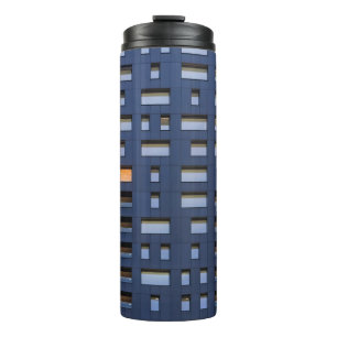 Blauw en wit betongebouw thermosbeker