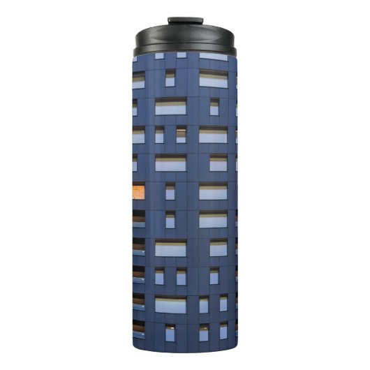 Blauw en wit betongebouw thermosbeker (Voorkant)