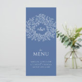 Blauw en wit blad tekening monogram bruiloft menu (Staand voorkant)