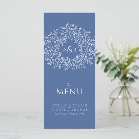 Blauw en wit blad tekening monogram bruiloft menu (Staand voorkant)