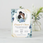 Blauw en Wit Bloemen Bruiloft Uitnodiging (Staand voorkant)