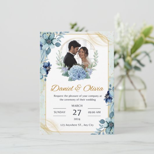 Blauw en Wit Bloemen Bruiloft Uitnodiging (Staand voorkant)