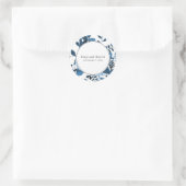 Blauw en wit Bloemen Save the Date Bruiloft Ronde Sticker (Tas)