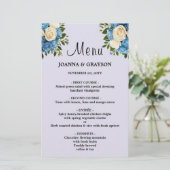 Blauw en Wit Bloemen Wedding Menu Kaart (Staand voorkant)