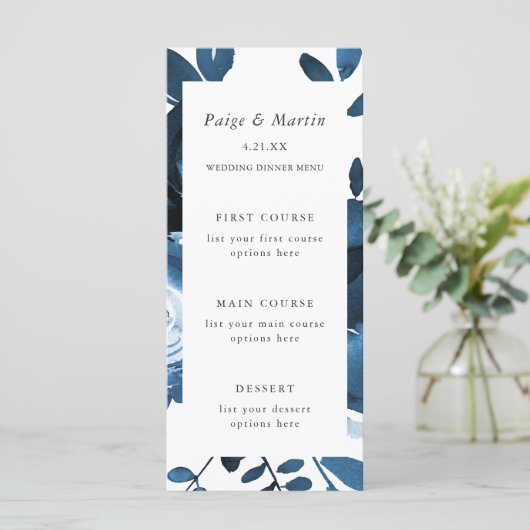 Blauw en Wit Bloemen Wedding Menu Kaart (Staand voorkant)