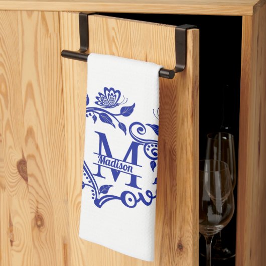 Blauw en wit bloemenmonogram M Theedoek (Derde Gevouwen)