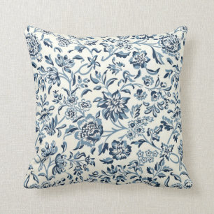 blauw en wit bloempatroon kussen