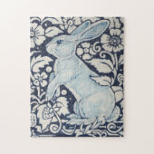 Blauw en wit Bunny Rabbit en Flowers Monochrome Legpuzzel (Verticaal)