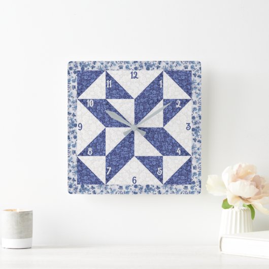 Blauw en Wit Calico Pinwheel Faux Quilt Vierkante Klok (Huis)