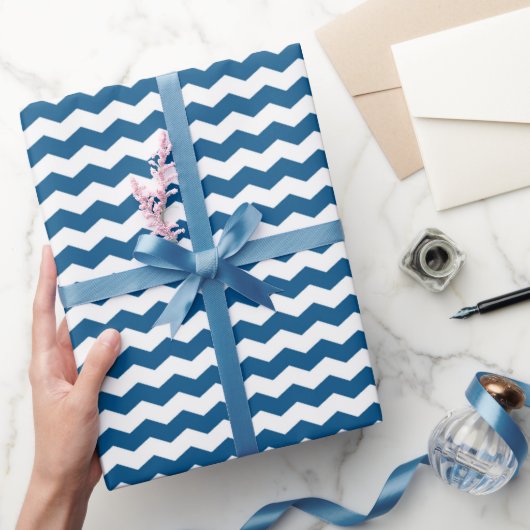 Blauw en wit Chevron Cadeaupapier (Geschenken)