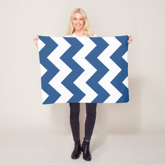 Blauw en wit Chevron Fleece Deken (In situ)