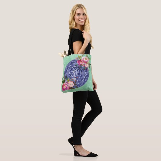 Blauw en wit China blauw wild en Rozen Tote Bag (Op model)