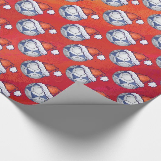 Blauw en wit feestelijk Voetbal Patroon op rood Cadeaupapier (Hoek)