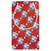 Blauw en wit feestelijk Voetbal Patroon op rood Klein Cadeauzakje (Achterkant)