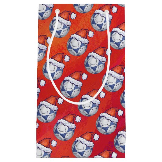 Blauw en wit feestelijk Voetbal Patroon op rood Klein Cadeauzakje (Voorkant)