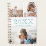 Blauw en wit fotocollage planner<br><div class="desc">Een planner waaraan u drie van uw eigen foto's aan een minimalistische collage in wit en blauw kunt toevoegen. Voeg het jaar in grote blauwe cijfers toe,  en voeg ook jouw naam of familienaam toe!</div>