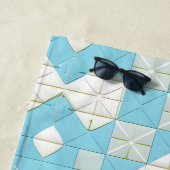 Blauw en wit geometrisch patroon strandlaken (In situ)