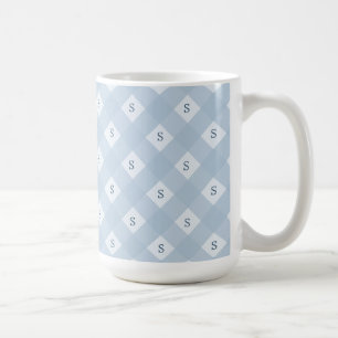 Blauw en wit geruit patroon met initiaal koffiemok