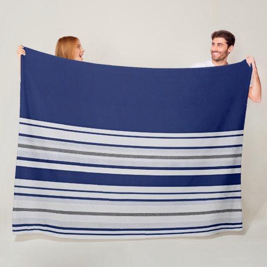 Blauw en wit gestreept met zwarte accenten fleece deken (In situ)