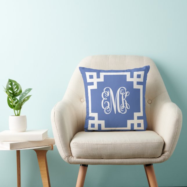 Blauw en Wit Grieks Sleutelschrift Monogram Kussen (Stoel)