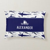Blauw en wit haaienpatroon met naam jongen accent kussen (Achterkant)
