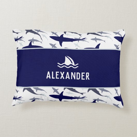 Blauw en wit haaienpatroon met naam jongen accent kussen (Achterkant)