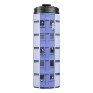Blauw en wit hoogstijgend gebouw thermosbeker