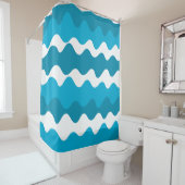 Blauw en wit horizontaal golvenpatroon douchegordijn (In situ)