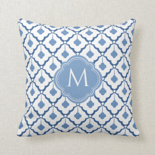Blauw en wit keramisch patroon met monogram kussen