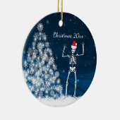 Blauw en wit kerstskelet "Kerstmis 20xx"-Ceram Keramisch Ornament (Rechts)