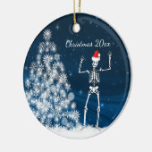 Blauw en wit kerstskelet "Kerstmis 20xx"-Ceram Keramisch Ornament (Links)