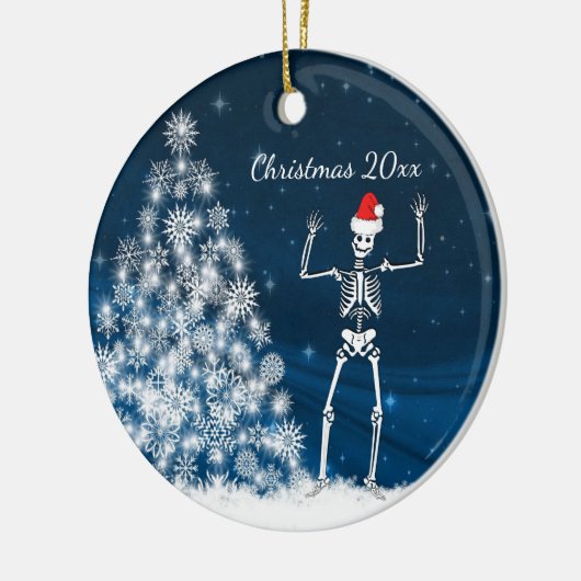 Blauw en wit kerstskelet "Kerstmis 20xx"-Ceram Keramisch Ornament (Links)