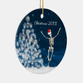 Blauw en wit kerstskelet "Kerstmis 20xx" Keramisch Ornament (Rechts)