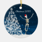 Blauw en wit kerstskelet "Kerstmis 20xx" Keramisch Ornament (Voorkant)