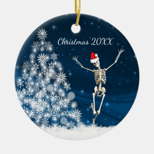 Blauw en wit kerstskelet "Kerstmis 20xx" Keramisch Ornament (Voorkant)
