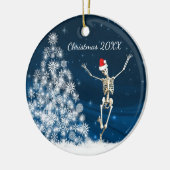 Blauw en wit kerstskelet "Kerstmis 20xx" Keramisch Ornament (Links)