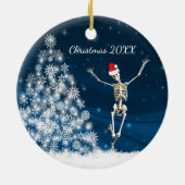 Blauw en wit kerstskelet "Kerstmis 20xx" Keramisch Ornament (Achterkant)