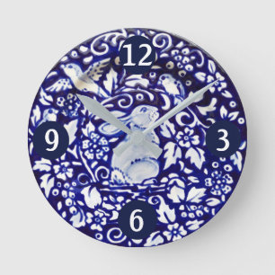 Blauw en wit konijn Bunny Bird Flower Scroll Bord Ronde Klok
