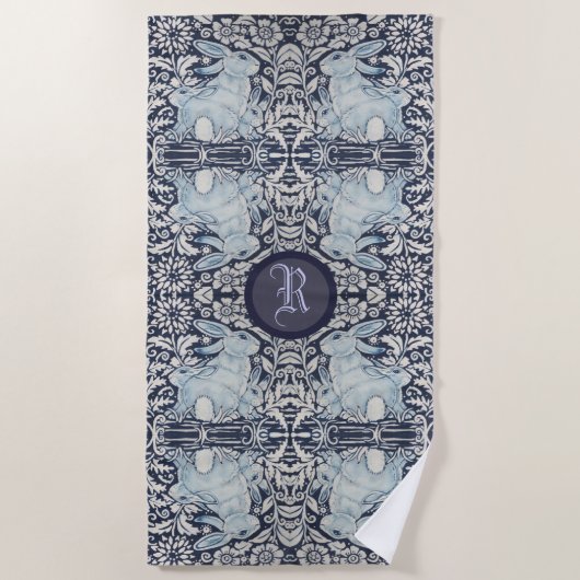 Blauw en wit konijn Bunny Floral Paasmonogram Strandlaken (Voorkant)