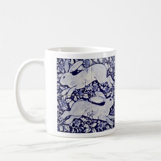 Blauw en wit konijn Hare Duo Woodland Leaves Tile Koffiemok (Links)
