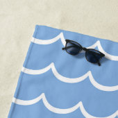 Blauw en wit kustgolfpatroon strandlaken (In situ)