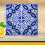 Blauw en Wit Mediterraan Azulejo Patroon Tegeltje<br><div class="desc">Vers als een zomerbries! Voeg stijl en verfijning toe aan uw keuken of badkamer met deze mooie blauw-witte keramische tegel, met een traditioneel mediterraan Azulejo-patroon. In de geest van de beste tegels van Portugal, Spanje en Marokko is het motief een aangename reeks geometrische lijnen en wervelingen. Een elegante en originele...</div>