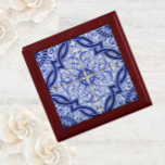 Blauw en wit Mediterraans Azulejo Tegel Patroon Cadeaudoosje<br><div class="desc">Deze houten doos toont een mooie blauw-witte keramische tegel, met een traditioneel mediterraan Azulejo-patroon. In de geest van de beste tegels van Portugal, Spanje en Marokko is het motief een aangename reeks geometrische lijnen en wervelingen. Een opvallende en elegante toevoeging aan een dressoir of tafel, en een perfect, doordacht cadeau....</div>