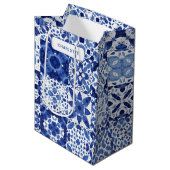 Blauw en wit mediterrane Tegel gepersonaliseerd Medium Cadeauzakje (Voorkant Gekanteld)
