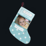 Blauw en wit met sterren foto en naam eerst kleine kerstsok<br><div class="desc">Personaliseer deze ijsblauwe kerstfoto kous met een naam voor en achter. Ontworpen in blauw,  met witte sterren. Vervang de foto door je eigen foto voor Baby's First Christmas Op de achterkant,  'I've been good this year'</div>