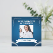 Blauw en Wit Modern Beste Medewerker van de Maand Kaart (Staand voorkant)