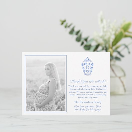 Blauw en wit monogram babyshower foto bedankkaart (Staand voorkant)