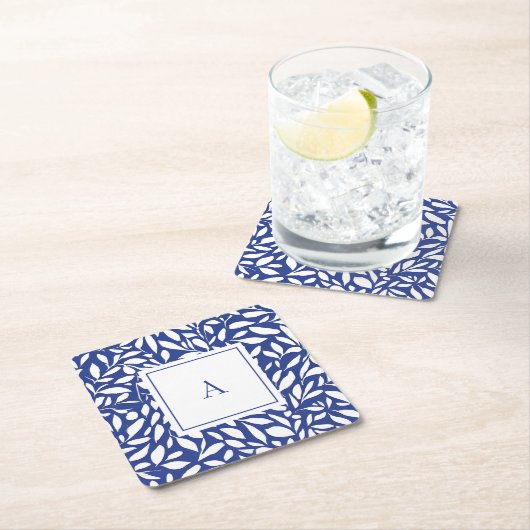 Blauw en wit monogram bladpatroon kartonnen onderzetters (Insitu)